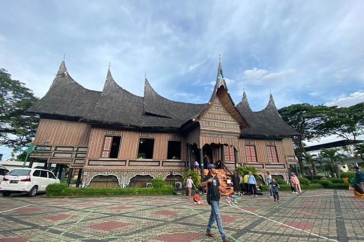 Suasana anjungan Sumatera Barat di TMII saat hari pertama uji coba terbatas, Minggu (20/11/2022). 