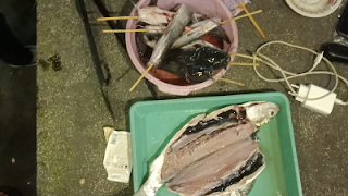 Persiapan memasak ikan asap dengan tusuk sate