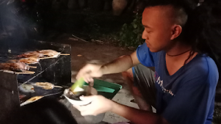 Proses pengasapan ikan.