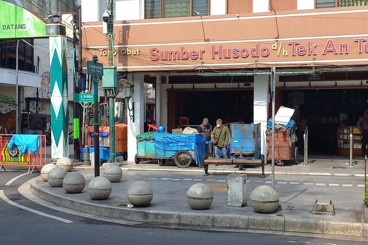 Suasana kawasan Malioboro, Kota Yogyakarta, sepi tanpa pedagang kaki lima yang sudah direlokasi, Kamis (3/2/2022). Sejak Selasa (1/2/2022), PKL Malioboro mulai menempati dua bangunan yang menjadi lokasi baru berjualan yang disiapkan Pemerintah Daerah Istimewa Yogyakarta (DIY), yakni Teras Malioboro 1 (eks Bioskop Indra) dan Teras Malioboro 2 (bekas gedung Dinas Pariwisata).