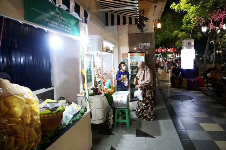 Beberapa stand UMKM menjual sejumlah kuliner di Tunjungan Romansa yang terletak di Jalan Tunjungan, Surabaya, Jawa Timur, beberapa waktu lalu.