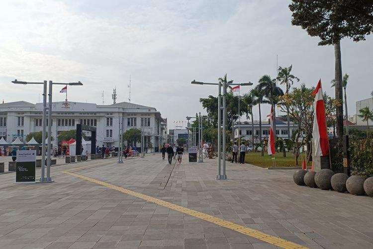 Akivitas pengunjung di Jalan Lada, kawasan Kota Tua, Jakarta Barat, Jumat (26/08/2022). Sebagai bagian dari revitalisasi, area ini kini bebas kendaraan bermotor.