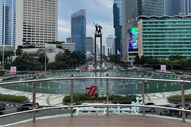 Pemandangan monumen Selamat Datang dan Bundaran HI dari atas anjungan halte Bundaran HI