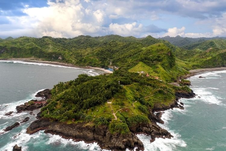 Kawasan Pantai Menganti menjadi bagian Geopark Karangsambung- Karangbolong, Kabupaten Kebumen, Jawa Tengah.