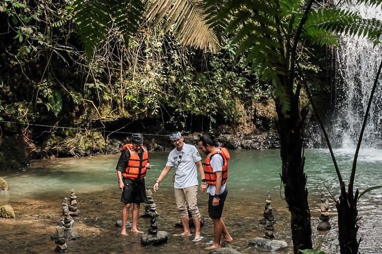 Menparekraf Sandiaga Uno menikmati keindahan Curug Ciangin yang menjadi salah satu daya tarik unggulan di Desa Wisata Cibeusi, Subang, Jawa Barat, Jumat (7/4/2023). Desa ini masuk 75 besar Anugerah Desa Wisata Indonesia (ADWI) 2023.