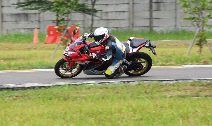 Jajal handling Honda New CBR250RR SP QS 2022 di tikungan