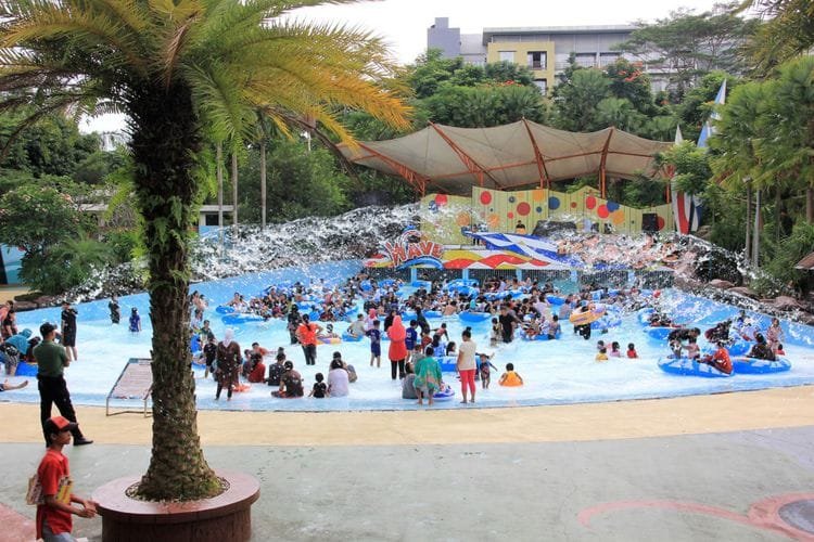 Ilustrasi kolam ombak di The Jungle Waterpark Bogor.