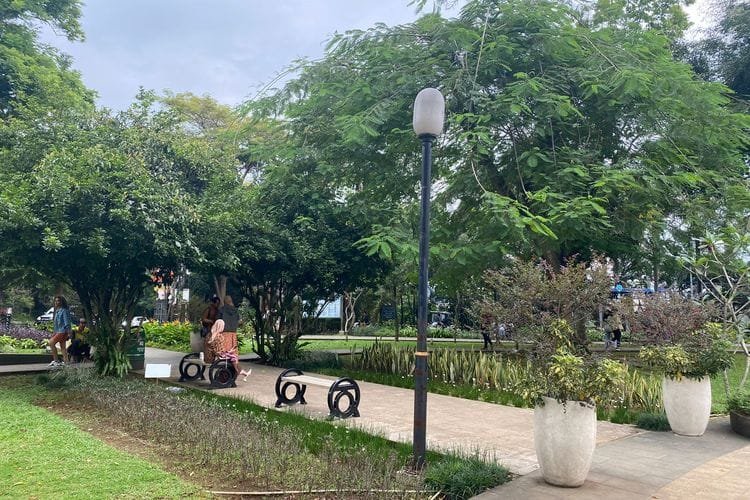 Suasana yang rindang di Taman Kencana, Kota Bogor. 