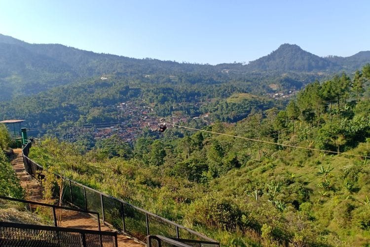 Seorang pengunjung tengah menikmati wahana Flying Fox di Cicalengka Dreamland pada Rabu (19/7/2023). Flying Fox tersebut merupakan wahana Flying Fox terpanjang ke dua di Indonesia dan terpanjang ke empat di Asia Tenggara.