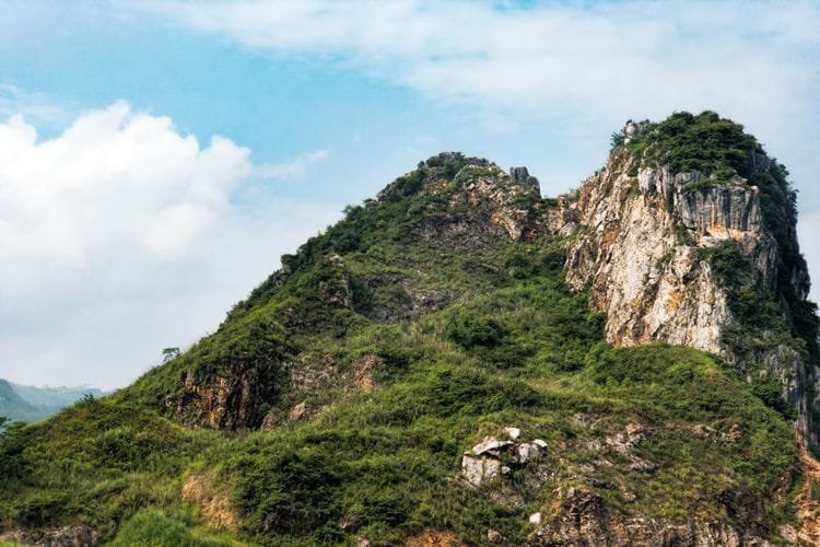 Gunung berbatu kapur yang digunakan untuk penambangan batu. Gunung Masigit Kareumbi di wilayah Jawa Barat merupakan objek wisata dan menjadi hutan konservasi.  