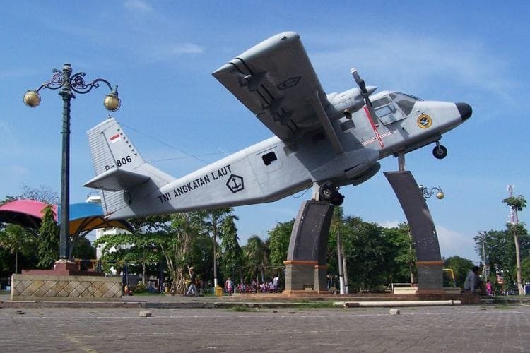 Monumen pesawat TNI AU di Alun-alun Lamongan