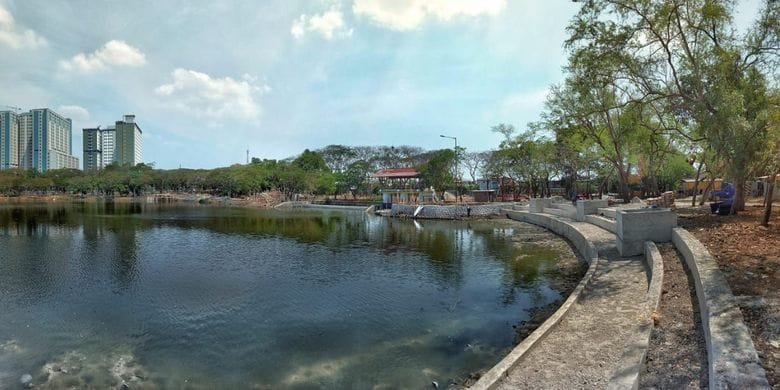 Hutan kota Kemayoran  nantinya akan menyediakan fasilitas seperti plaza, panggung apung,  viewing tower dan fasilitas lain yang telah dibagi berdasarkan zona sarana dan prasarana yang direncanakan.