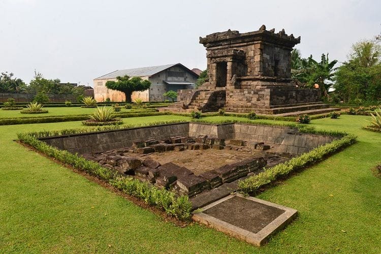 Ilustrasi candi - Candi Hindu bernama Candi Badut di Kota Malang, Jawa Timur. 