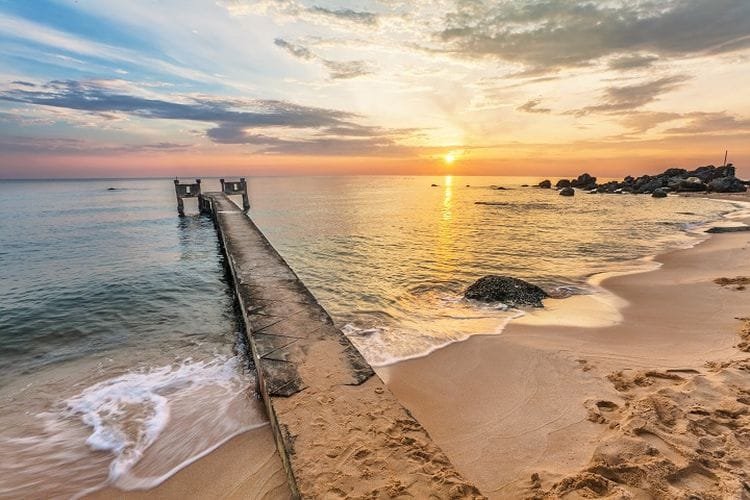 Ilustrasi Vietnam - Sebuah pantai di Pulau Phu Quoc, Vietnam.