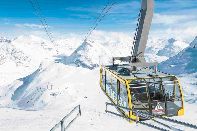 Gondola atau cable car di Diavolezza, Swiss.