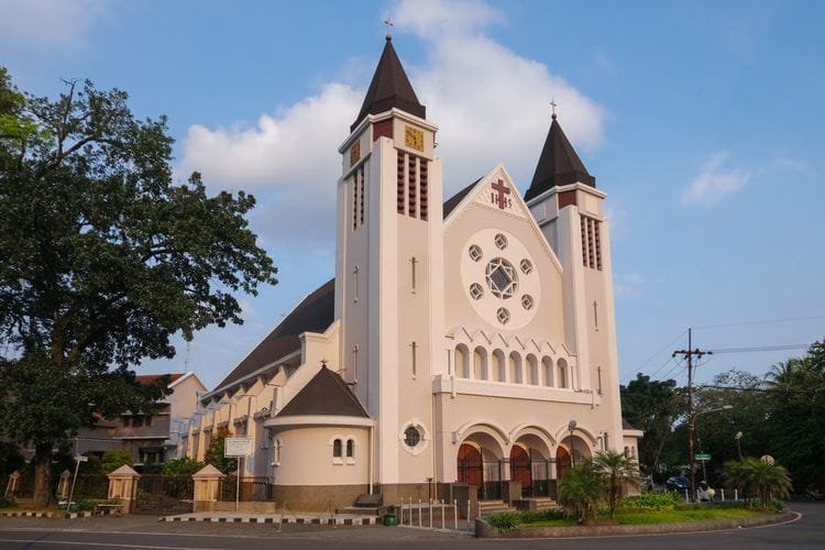 Gereja Katedral Santa Theresia atau Gereja Ijen di Malang.  Salah satu pilihan wisata Malang murah buat liburan akhir tahun.  