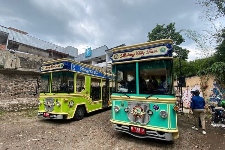 Bus Malang City Tour atau bus Macito di meeting point Jalan Majapahit.  Salah satu pilihan wisata Malang murah buat liburan akhir tahun.  