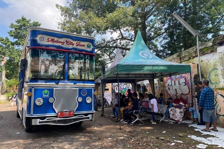 Penumpang yang menunggu Malang City Tour atau bus Macito di meeting point Jalan Majapahit. 