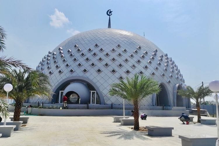 Masjid Agung Kubah Timah yang baru saja ditanami pohon untuk melengkapi taman di Kota Pangkalpinang, Kepulauan Bangka Belitung, Sabtu (4/11/2023).