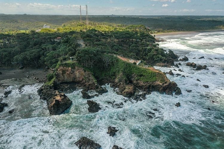 Pantai Karang Tawulan Kabupaten Tasikmalaya DOK. Shutterstock/jimmie syapawi