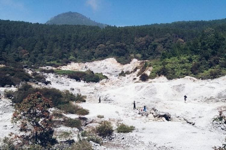 Kawah Karaha Bodas di Tasikmalaya, Jawa Barat 