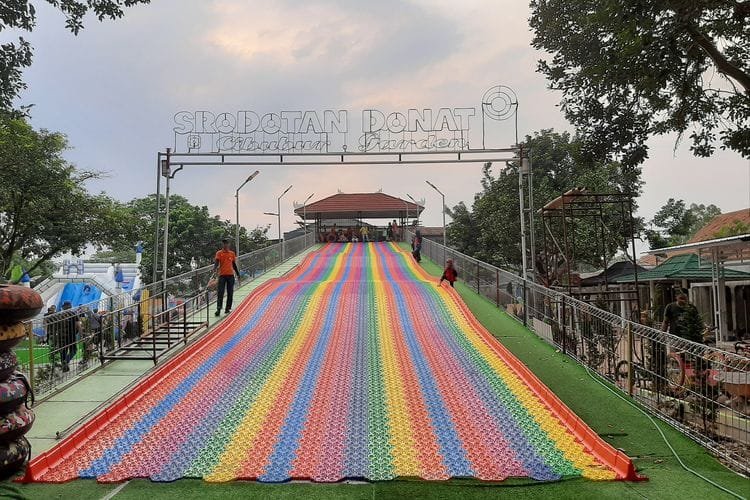 Wahana Srodotan Donat di Cibubur Eat and Play, Cileungsi, Jawa Barat