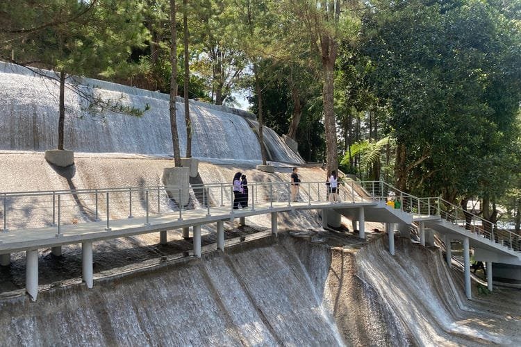 Salah satu spot foto di HeHa Waterfall Bogor, dengan latar air terjun buatan terbesar se-Indonesia. 