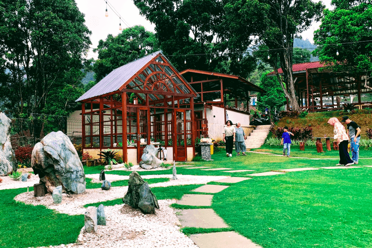 Wahana Rumah Giok di Dusun Giok, Bogor. 