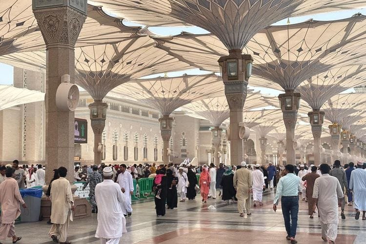 Masjid Nabawi, Madinah, Arab Saudi. Aturan akad nikah di Masjidil Haram dan Masjid Nabawi.