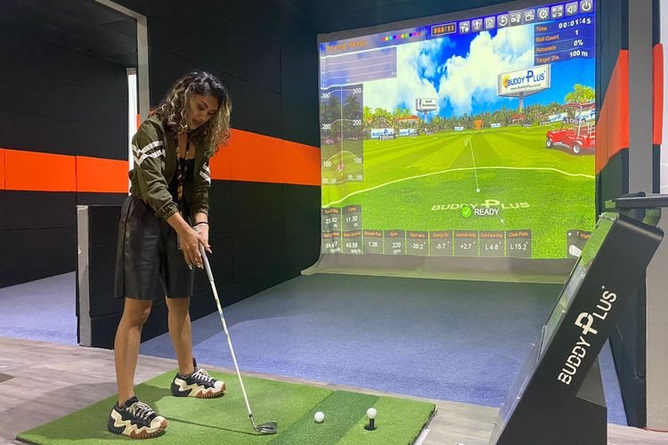 Bermain golf di area Green Belle Sport Theme Park, Mall of Indonesia (MOI), Jakarta Utara.