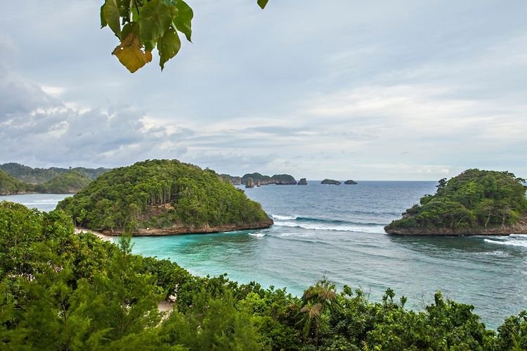 Ilustrasi pantai - Pantai Teluk Asmara di Malang Selatan.